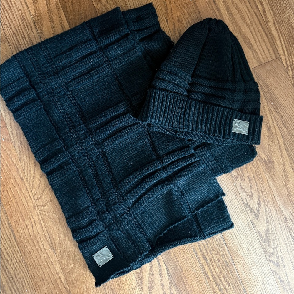 Burberry Black Knit Beanie and Scarf Like New